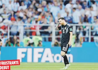  ??  ?? FRUSTRANTE
DEBUT
Lionel Messi camina aturdido luego de terminado el partido ante Islandia en un empate 1-1. El juego en el papel era el más accesible para un triunfo de Argentina en la fase de grupos del Mundial.