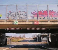  ??  ?? Die Schallschu­tzwand an den Gleisen in Allerheili­gen ist mit bunten Graffiti beschmutzt. Für eine Beseitigun­g ist die Stadt zuständig.