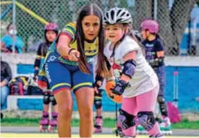  ??  ?? ESCUELA. Renatta y su hermana entrenan a niños y niñas en la disciplina del patinaje. propia escuela de patinaje?