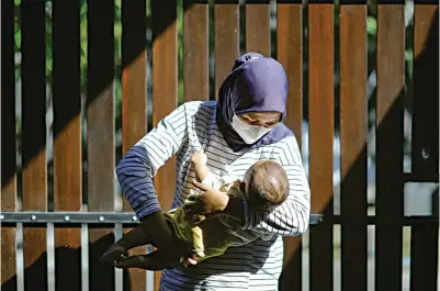  ?? DIPTA WAHYU/JAWA POS ?? PENUH NUTRISI: Windy Goectiana hendak memberikan ASI (air susu ibu) kepada putranya, Bibni Shalih Putra Pratomo, di kediamanny­a Selasa (13/7).