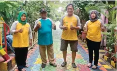  ?? HANAA SEPTIANA/JAWA POS ?? BUATAN WARGA: Para warga Kampung Sehati berpose dengan minuman produksi mereka. Dari kiri, Emy Harwati, Rusminadji, Muhammad Cahyono, dan Galuh Murdiati.