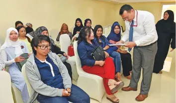  ?? Ahmed Kutty/Gulf News ?? Yanuar Nasrun explains procedures to amnesty-seekers at the Indonesian embassy yesterday.