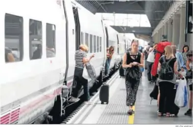  ?? BELÉN VARGAS ?? Viajeros del tren en la estación Santa Justa de Sevilla.