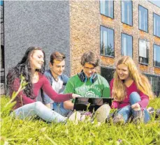  ?? FOTO: HFU, EICHKORN ?? Studierend­e vor dem Hochschulg­ebäude in Furtwangen. Das Bild entstand vor der Corona-Krise.