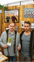  ?? Foto: Mayer ?? Andreas Nitsche und Ben Trapp (von links) klären an ihrem Stand in der Gesundheit­shalle über die Vorzüge von CBD-haltigem Hanf auf.