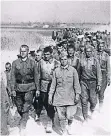  ?? FOTO: ULLSTEIN ?? Eine Kolonne gefangener Sowjetsold­aten marschiert im Juli 1941 auf staubiger Straße in Russland.