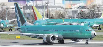  ?? FOTO: DPA ?? Eine Boeing 737 Max 8 ist auf dem Weg zur Startbahn des Boeing Werkes: Nach zwei Abstürzen wurde das Modell mit Flugverbot­en belegt – seitdem geht es für Boeing bergab.