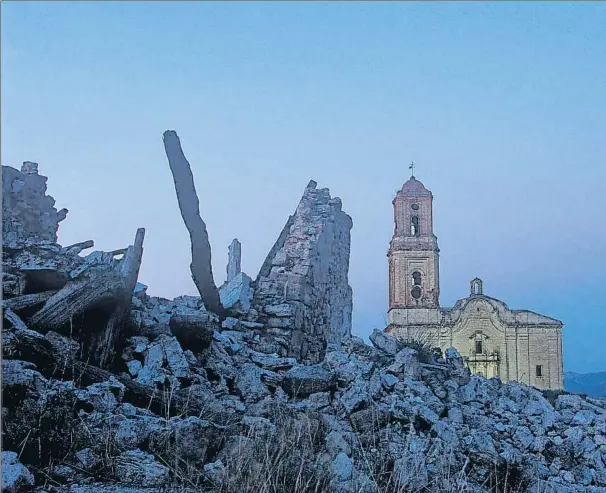  ??  ?? El Poble Vell de Corbera d’Ebre, declarado en 1992 lugar histórico protegido por la Generalita­t, simboliza el horror que vivió el territorio