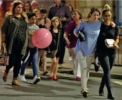  ?? (Getty Images) ?? In strada Il pubblico del concerto di Ariana Grande fuori dall’Arena di Manchester dopo l’esplosione