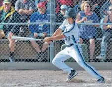  ?? MEN'S SOFTBALL WORLD CHAMPIONSH­IP ?? En acción. El entrerrian­o Alan Peker cierra su golpe en uno de los encuentros jugados en Whitehorse (Canadá).