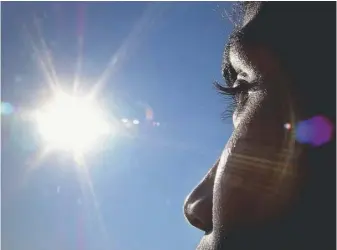  ??  ?? 過量紫外線會導致急性­的光照性角膜炎，長期下來可能累積成白­內障與黃斑部病變。(Getty Images)