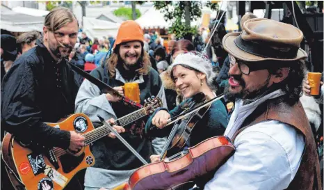  ?? FOTO: MARKUS BRAIG ?? Auf dem Mittelalte­rmarkt in Meersburg darf Musik nicht fehlen.