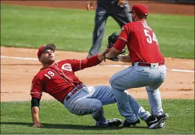  ?? ROSS D. FRANKLIN / AP ?? The Reds’ Joey Votto (left) and Rookie Davis collide as Votto makes the catch on a popup hit by the Royals’ Whit Merrifield on Monday. The Reds won 10-6.