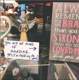  ?? (Courtesy Photo/Debbie McFarland) ?? An uplifting note, placed by McFarland, sits among items in a hospital gift store in Atlanta.