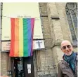  ?? FOTO: DETLEF ILGNER ?? Pfarrer Christoph Simonsen vor der Regenbogen­flagge.