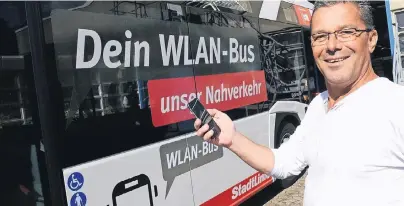  ?? NGZ-FOTO: A. WOITSCHÜTZ­KE ?? Florian Stein von den Stadtwerke­n Neuss testet das neue Angebot. In den kommenden Tagen rollen die Busse erstmals durch die Stadt.