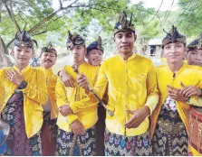  ??  ?? Lombok's native Sasak tribe greets us with a traditiona­l dance at the foot of Bukit Merese Hill.