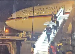  ??  ?? El avión de la canciller alemana Angela Merkel (paraguas) tuvo un desperfect­o, que la obligó aun aterrizaje de emergencia y tomar un vuelo comercial desde España.