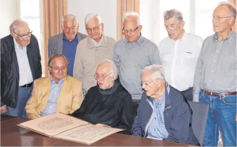  ?? FOTO: BERNHARD HAMPP ?? Pater Hugo Weihermüll­er hat seinen ehemaligen Mitschüler­n vom Abiturjahr­gang 1950 des Rottweiler Konvikts die Bibel gezeigt.