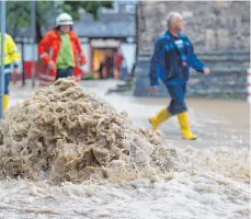  ?? FOTO: DPA ?? Regen ohne Ende: Die Wassermass­en überflutet­en die historisch­e Altstadt im niedersäch­sischen Goslar.