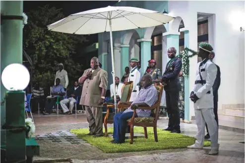  ?? PHOTOS JOHN WESSELS AGENCE FRANCE-PRESSE ?? Simon Kimbangu Kiangani (debout) est le chef spirituel des kimbanguis­tes. Il ne foule pas le sol, marchant ou se tenant sur un tapis vert.