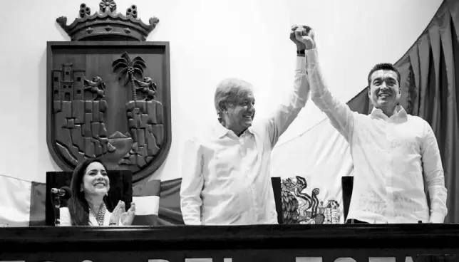  ??  ?? El presidente de México, Andrés Manuel López Obrador, atestiguó la toma de protesta de Rutilio Escandón Cadenas como gobernador constituci­onal de Chiapas/NOTIMEX