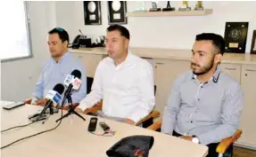  ??  ?? CACERÍA. Galo Larrea, Santiago Amador y Alejandro Daza anunciaron en rueda de prensa la suspensión del evento en este año.