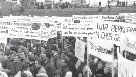  ?? FOTO: PRIVAT ?? Unzählige Plakate, die bei der Demonstrat­ion auf dem Dettinger Sportplatz im März 1968 alle dieselbe Sprache sprechen: Das Illertal stellt sich geschlosse­n gegen die Pläne der Bundespost zum Bau einer Großsender­anlage.