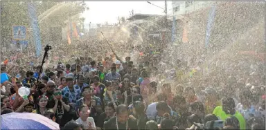  ?? Photo: PR Phuket ?? People celebrate Songkran on Dibuk Rd in Phuket Town.