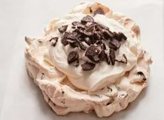  ?? Johnny Miller, © The New York ?? A cookies and cream Pavlova. Times Co.