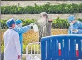  ?? AFP ?? Medical staff n sanitise a man, who recovered from Covid-19, in China’s Wuhan on March 10. n Doctors in Wuhan are said to be using a
15-minute test kit to detect the pathogen n The kit can be used for clinical cases, suspected cases and screening high-risk groups n On Wednesday, scientists said they developed another test for the diagnosis in 15 minutes by testing a drop of blood from the fingertips