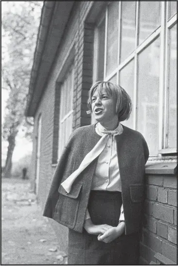  ?? Grenzsitua­tionsthera­pie. Ingeborg Bachmann, um 1962. [ Foto: Digne M. Marcovicz/Ullstein] ??