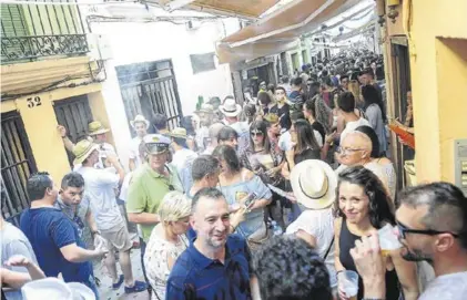  ??  ?? Gente en la calle Patalón, disfrutand­o de las cañas durante la pasada feria.