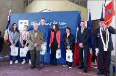  ??  ?? Les lauréats du lycée Raynouard à Brignoles. Judith de Burethel de Chassay, Camille Gilles, Emma Leonardi et Arthur Maestri, entourés de leurs professeur­s et du capitaine de vaisseau André Lemaire.