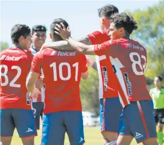  ?? / CORTESÍA ADSL ?? Cristián Alejandro Ortiz (101) felicitado por sus compañeros. Fue el autor del gol del triunfo.