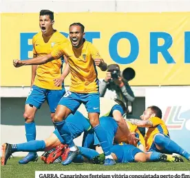  ??  ?? GARRA. Canarinhos festejam vitória conquistad­a perto do fim