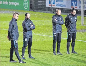  ?? FOTO: MATTHIAS KOCH/IMAGO IMAGES ?? Nach zehn Jahren zurück: Jürgen Klinsmann (2. von re.) beobachtet mit (von li.) den Assistente­n Alexander Nouri, Markus Feldhoff und Athletiktr­ainer Henrik Kuchno das Hertha-Training.