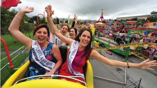  ?? Photo by Domnick Walsh ?? The Scotland Rose Bríd Madigan and the Philadelph­ia Rose Mairéad Comaskey having fun on the Roller coaster at Birds Amusements theme park at the Rose of Tralee Internatio­nal Festival.