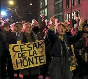  ??  ?? Une manifestat­ion féministe contre Roman Polanski vendredi soir.