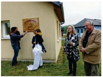  ??  ?? Les petits-enfants de Christian Pajot sont venus dévoiler la plaque réalisée par Mario Delahaye, un ami de Christian Pajot.