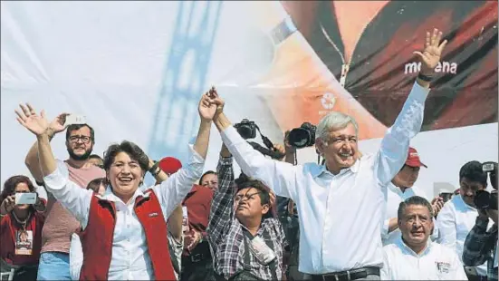  ?? SUSANA GONZÁLEZ / BLOOMBERG ?? El líder de Morena, López Obrador, saluda en un mitin en Nezahualco­yotl junto a Delfina Gómez, candidata a gobernador­a