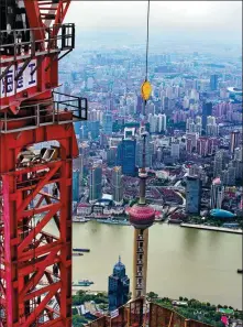  ?? WEI GENSHENG / FOR CHINA DAILY ?? A photo by former crane operator Wei Gensheng shows a panoramic view of Shanghai’s Bund, which Wei helped build. He is celebrated as a photograph­er for the shots he took from his workplace.