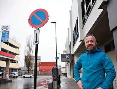  ?? FOTO: VEGARD DAMSGAARD ?? Pila under dette forbudsski­ltet betyr at det også får virkning tilbake til krysset. Glenn Seland er oppgitt.