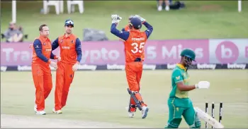  ?? — AFP photo ?? netherland­s’ Roelof van der Merwe (left) celebrates with teammates after the dismissal of South Africa’s hhaya Zondo (right) during the first one-day internatio­nal (OaI) cricket match at SuperSport Park in Centurion.