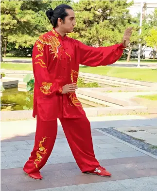  ??  ?? Rafael Núñez Alarcón, un joven chileno campeón de wushu.