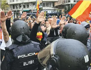  ?? JOSE JORDAN / AFP ?? Operativo. Oficiales de policía intentan reprimir una manifestac­ión convocada en días pasados en Valencia.