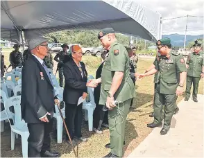  ??  ?? 1NAMA BERITA: Stephen betabi jari enggau komuniti Kelabit lebuh ke ngulu pengawa sehari nya.