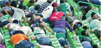  ?? GETTY IMAGES PHOTO/ ?? Fans in Torreon, Mexico, duck for cover at Estadio Corona last August. Toronto FC plays there on Wednesday.