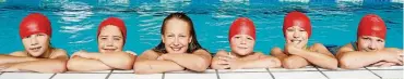  ?? FOTO: STEFFEN Eß ?? Bildungsmi­nisterium, Landesspor­tbund, DLRG und Vereine starten die Ferienschw­immkurse in Greiz: Wilm, Leni, Lucy, Ella, Jason und Lena (von links) freuen sich darauf, eine Woche lang schwimmen zu lernen.