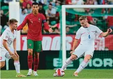  ?? Foto: ČTK ?? Dál „jen“117 gólů Cristiano Ronaldo proti Čechům rekordní bilanci nerozšířil. Pozornosti však na sebe strhl dost a uspěli jiní.